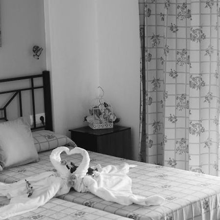Hostal Malia コニル・デ・ラ・フロンテラ エクステリア 写真