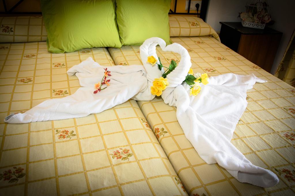 Hostal Malia コニル・デ・ラ・フロンテラ エクステリア 写真