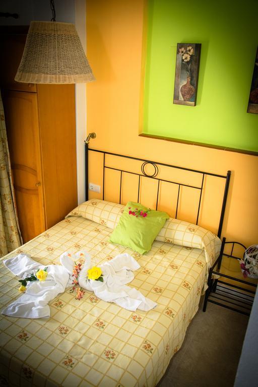 Hostal Malia コニル・デ・ラ・フロンテラ エクステリア 写真