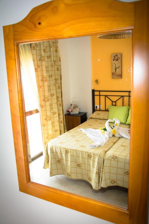 Hostal Malia コニル・デ・ラ・フロンテラ エクステリア 写真